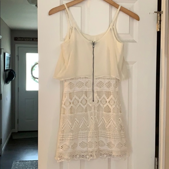 Cream lace dress! Only wore a handful of times - Picture 5 of 6